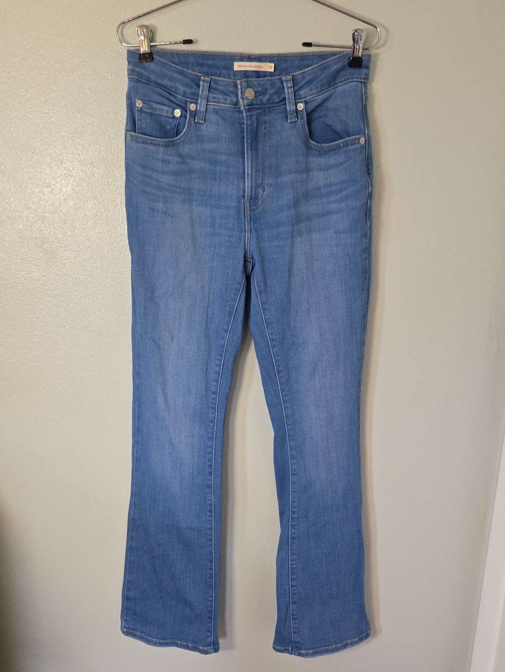 Levi's | Medium Wash 725 High Rise Bootcut Jeans Size 29